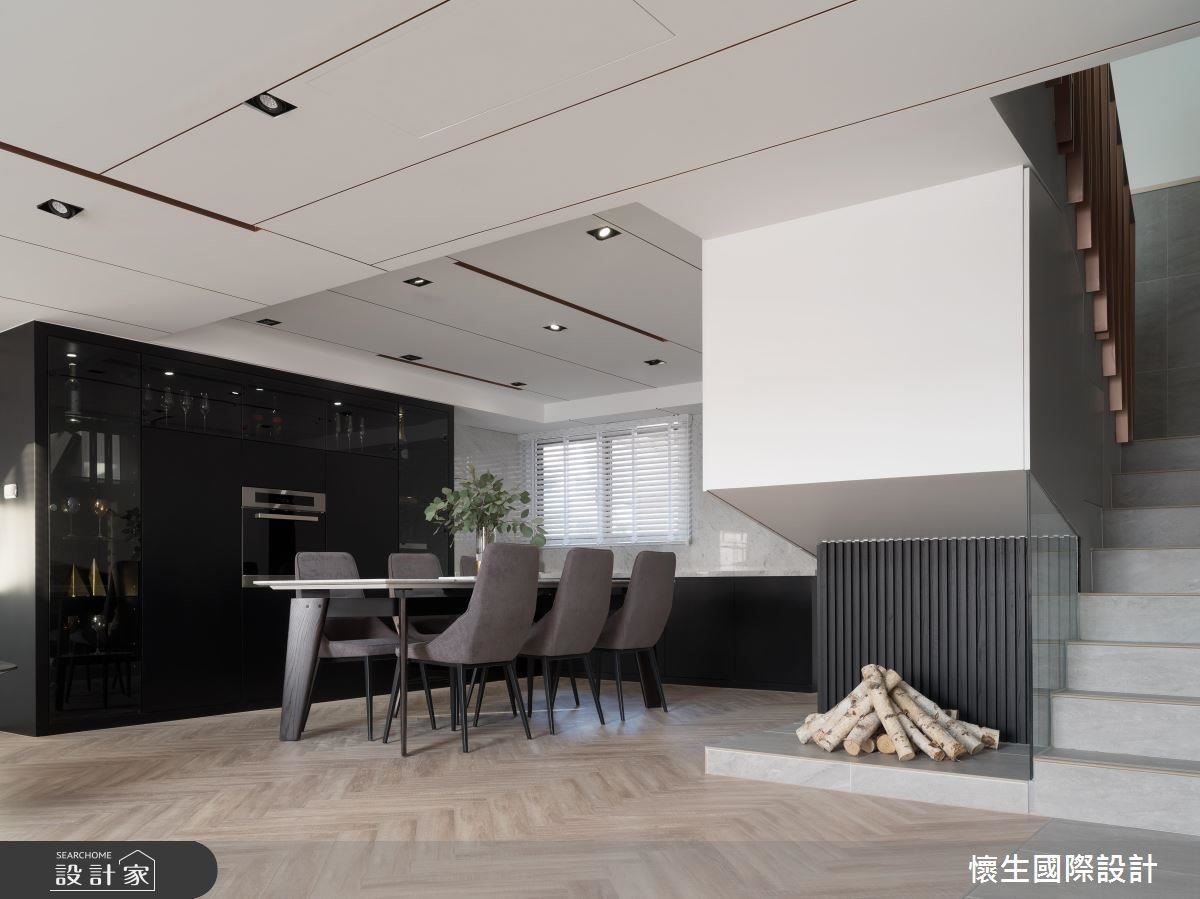 運用玻璃材質打造展示酒櫃,更善用樓梯下空間打造收納櫃,收納物件更展現屋主的居家品味。 運用玻璃材質打造展示酒櫃,更善用樓梯下空間打造收納櫃,收納物件更展現屋主的居家品味。