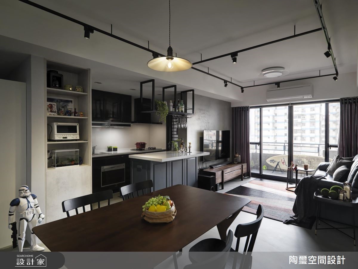 40 坪老屋的屋主喜愛質感細膩的工業風情,以灰色系為