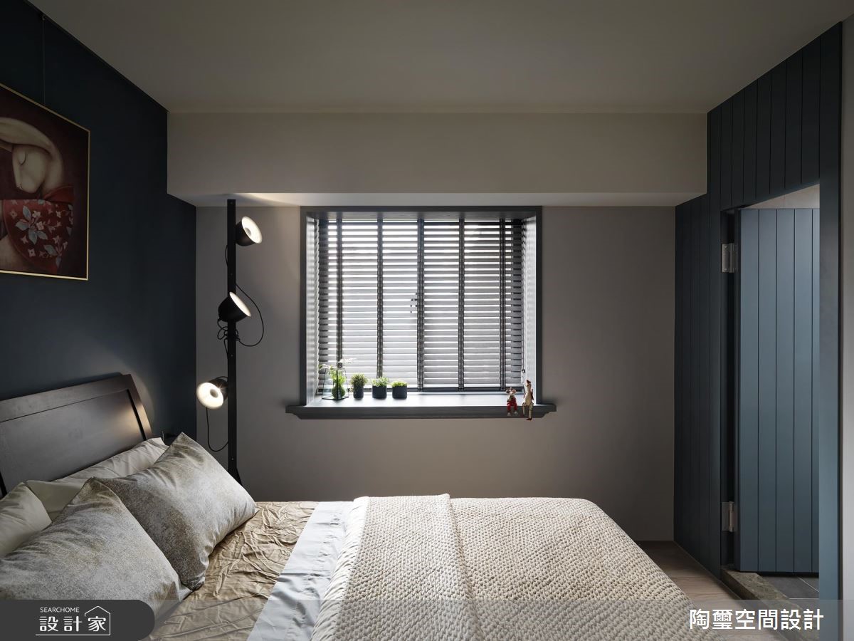 40 坪老屋的屋主喜愛質感細膩的工業風情,以灰色系為