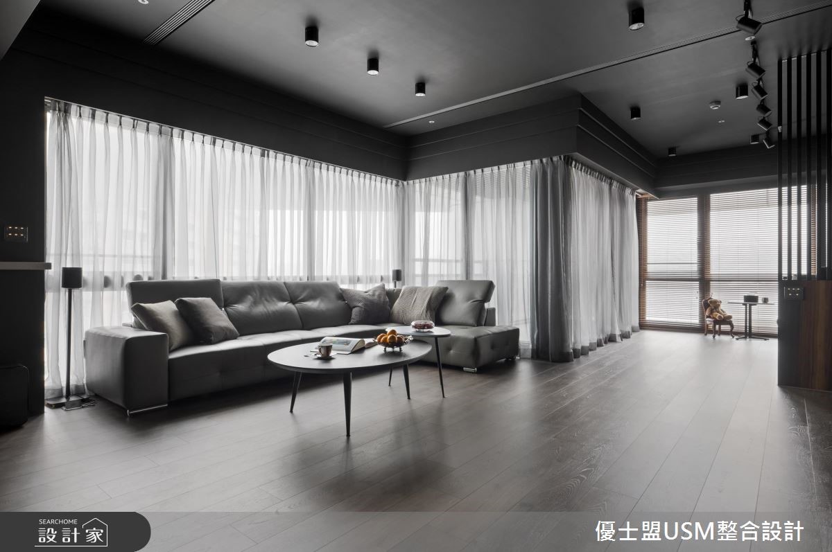 50 坪中古屋,設計師透過輕工業風規劃,以黑灰白作為