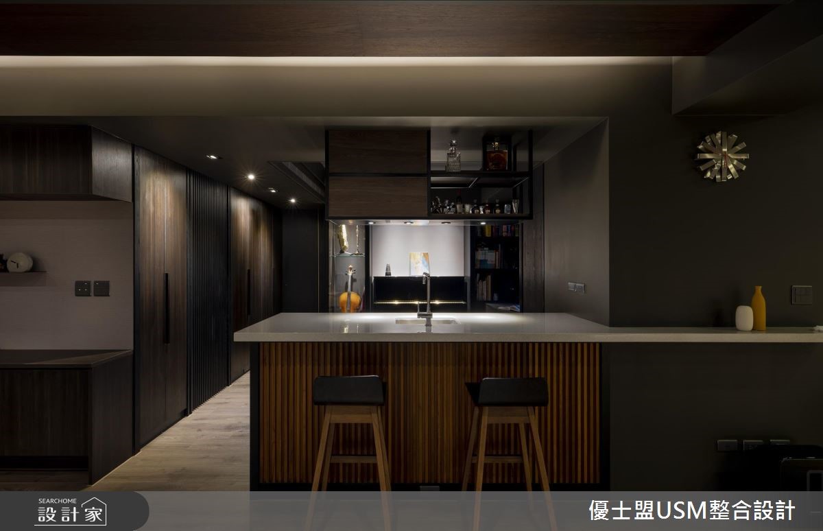 50 坪中古屋,設計師透過輕工業風規劃,以黑灰白作為