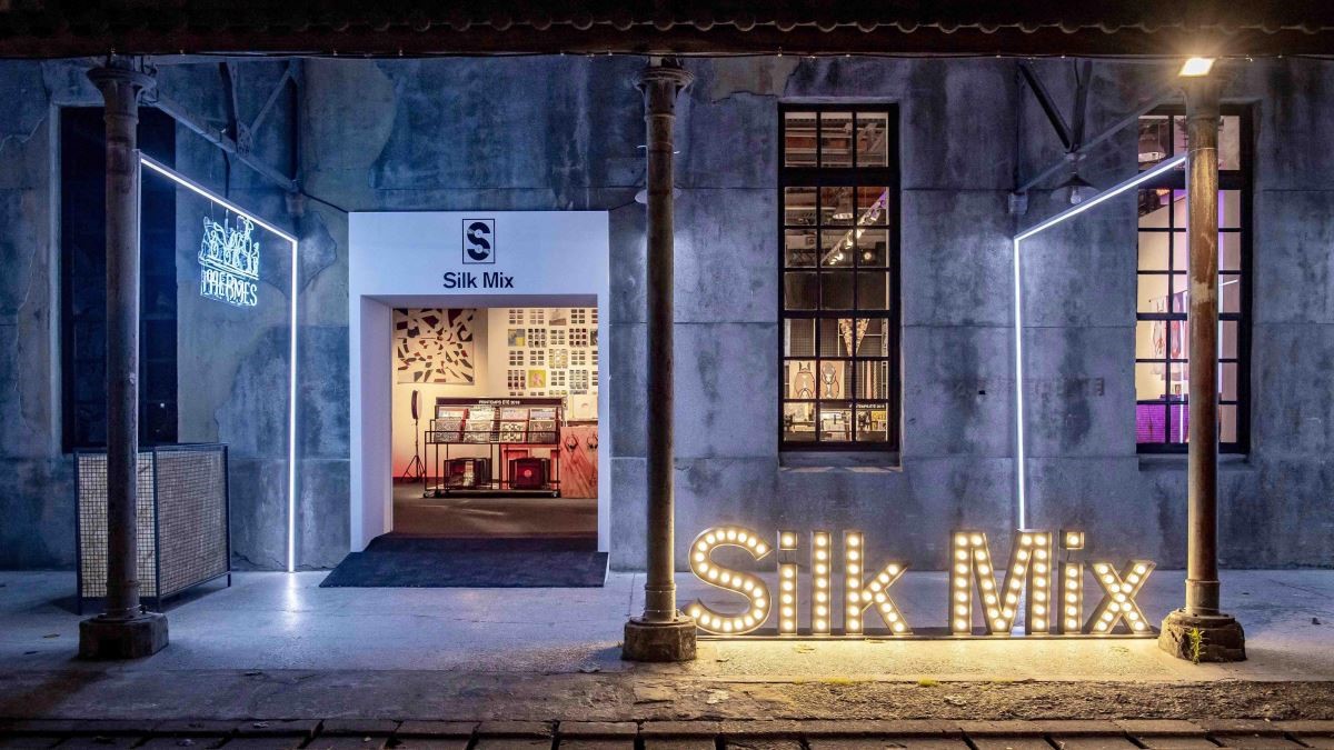 以黑膠唱片行為設計靈感,Silk Mix愛馬仕男士絲巾唱片