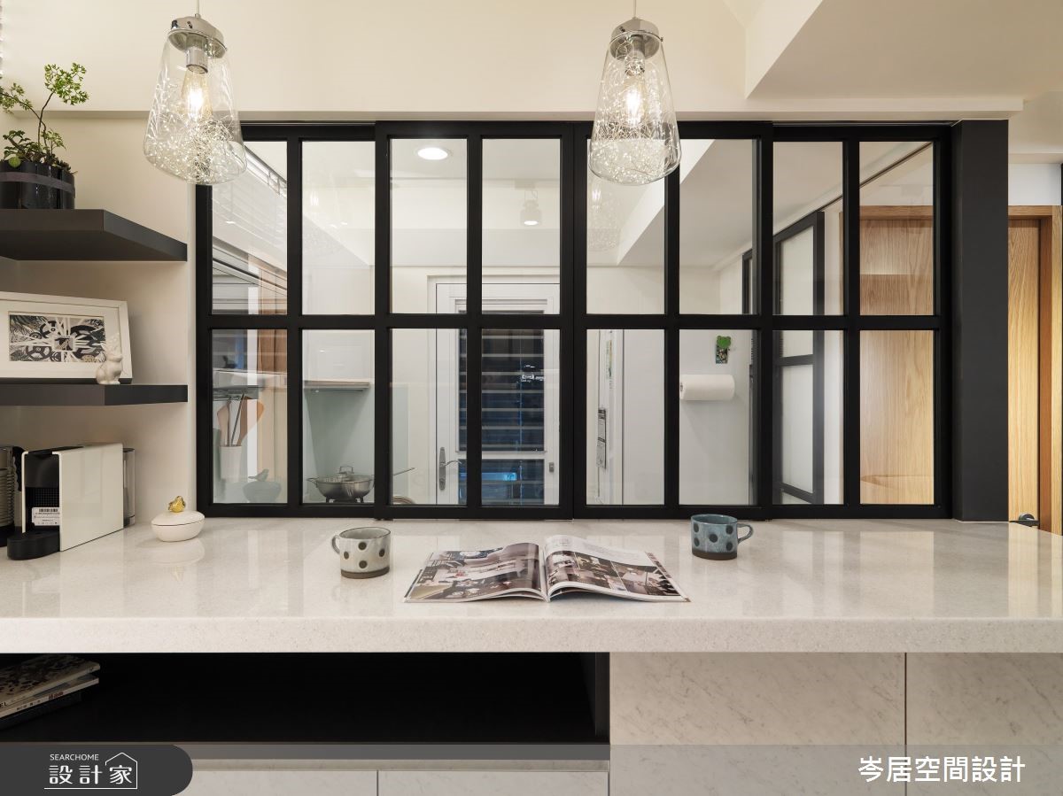 20 坪簡約風居家,空間為單面採光的狹長毛胚屋,因此