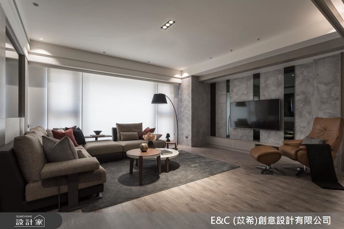 客廳電視牆以四面黑鏡妝點立面,彰顯層次美感並提煉精緻質感。 客廳電視牆以四面黑鏡妝點立面,彰顯層次美感並提煉精緻質感。
