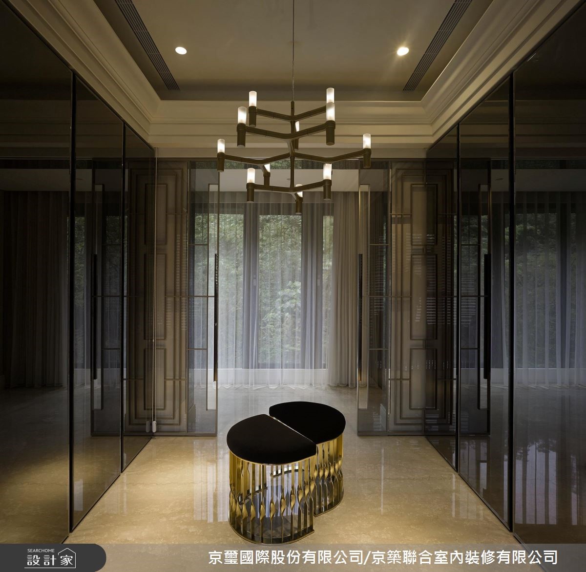 設計師以屋主對於時尚與精品藝術的審美品味為基礎,搭