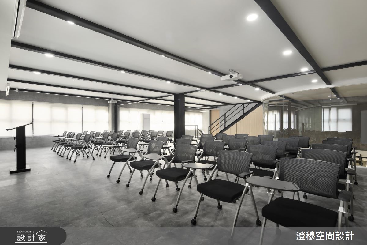位於中國大陸的 112 坪自地自建商辦場域,為挑高9米的