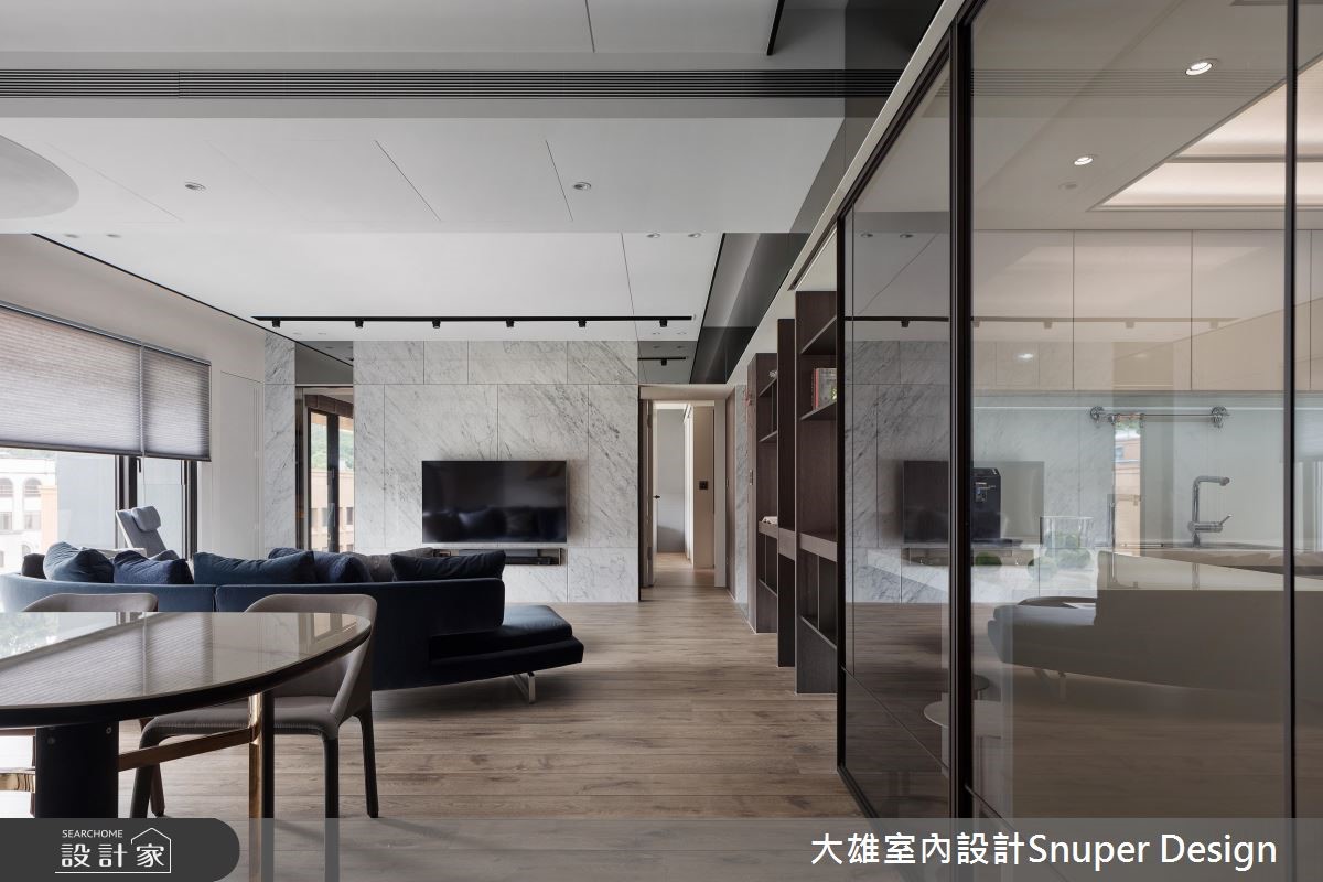 大面採光,讓戶外的綠意與光線走進家的空間裡,伴隨鏡