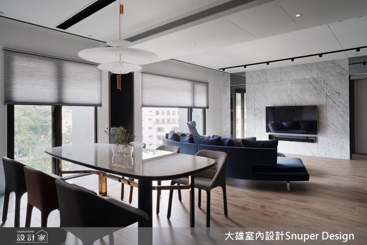 大面採光,讓戶外的綠意與光線走進家的空間裡,伴隨鏡