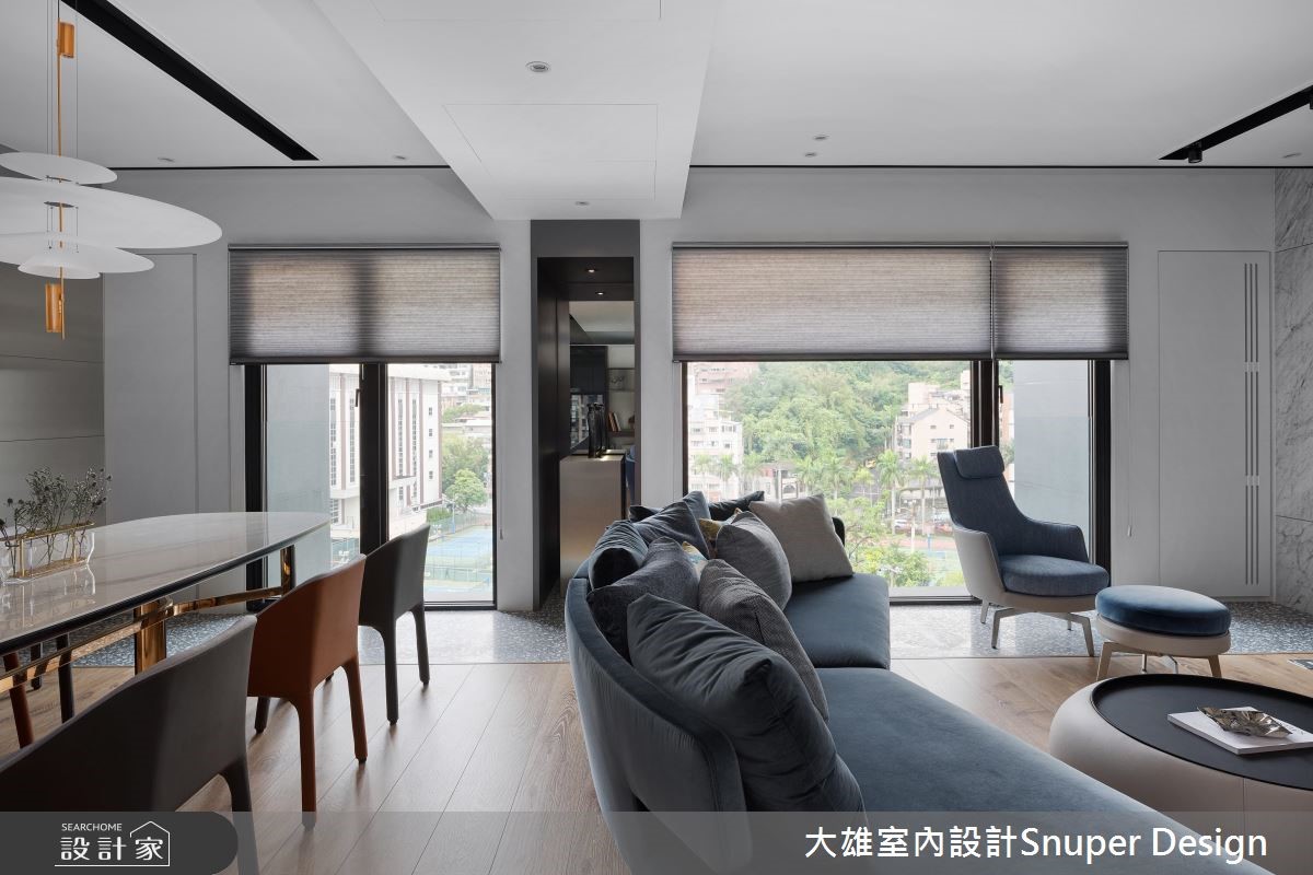 大面採光,讓戶外的綠意與光線走進家的空間裡,伴隨鏡