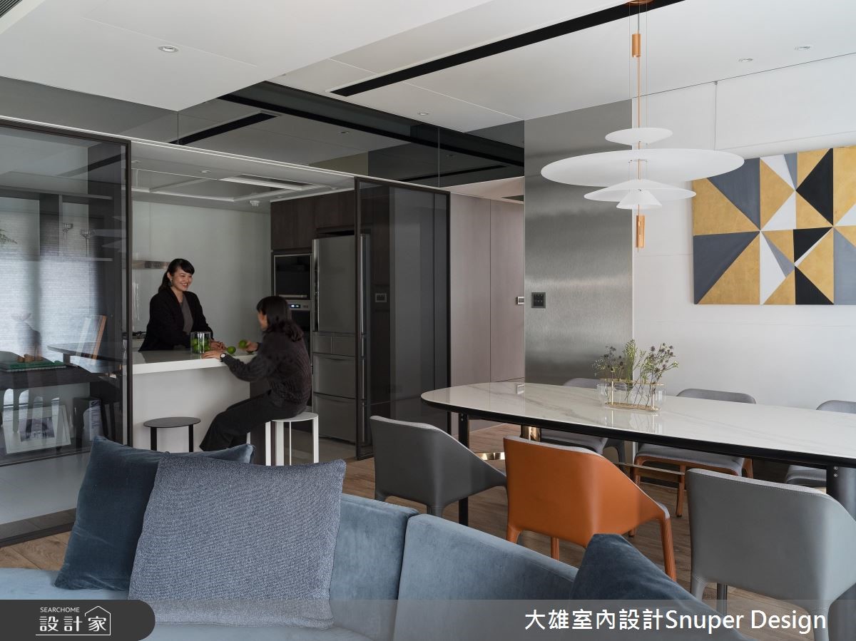 大面採光,讓戶外的綠意與光線走進家的空間裡,伴隨鏡