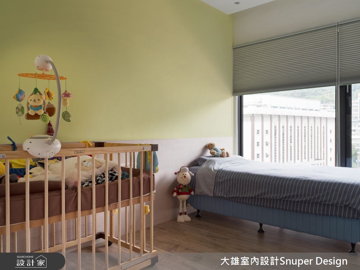大面採光,讓戶外的綠意與光線走進家的空間裡,伴隨鏡