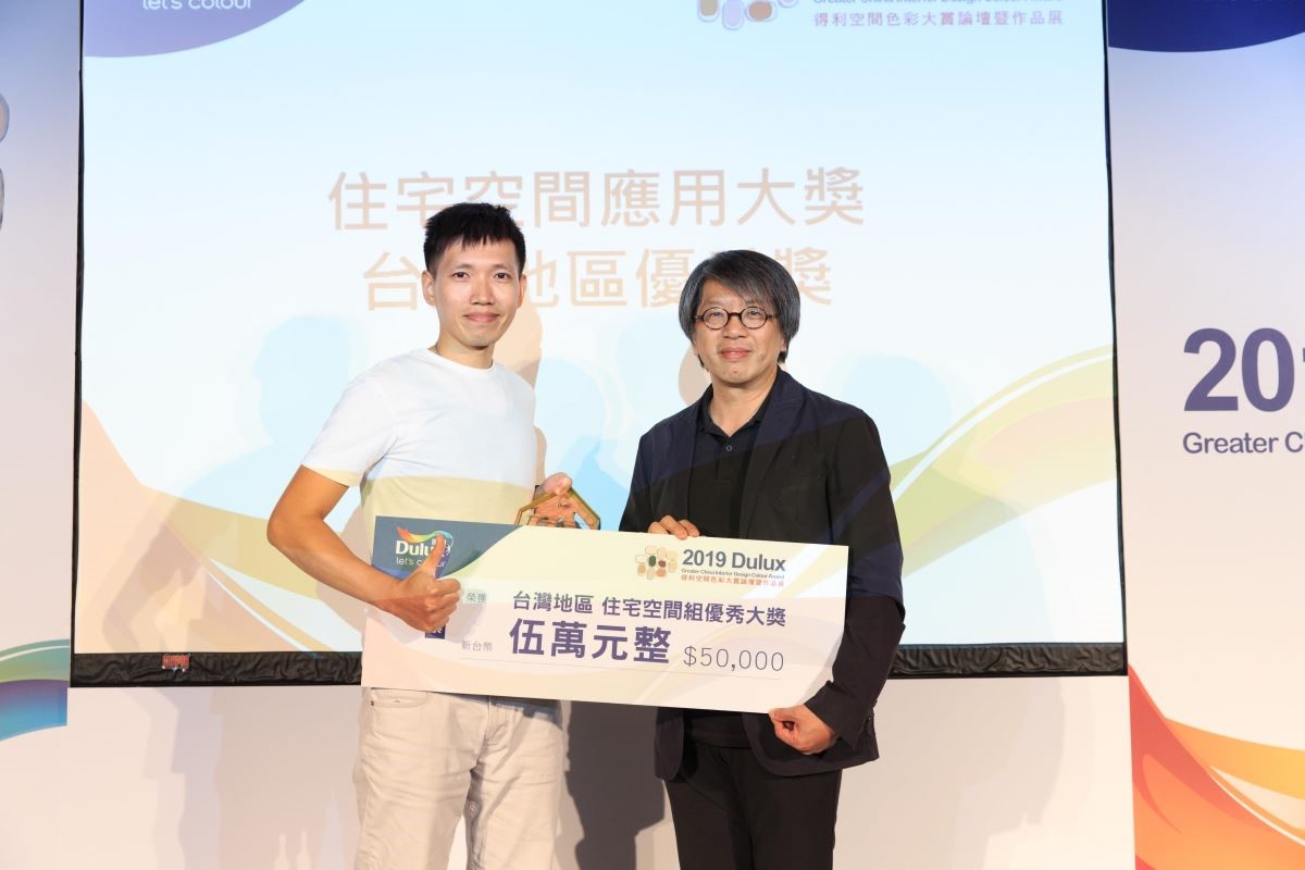 優勝者紛紛與《漂亮家居設計家媒體》社長林孟葦、Dulux 得利塗料總經理何琪婷,以及中華民國室內設計協會理事長龔書章合影。 優勝者紛紛與《漂亮家居設計家媒體》社長林孟葦、Dulux 得利塗料總經理何琪婷,以及中華民國室內設計協會理事長龔書章合影。
