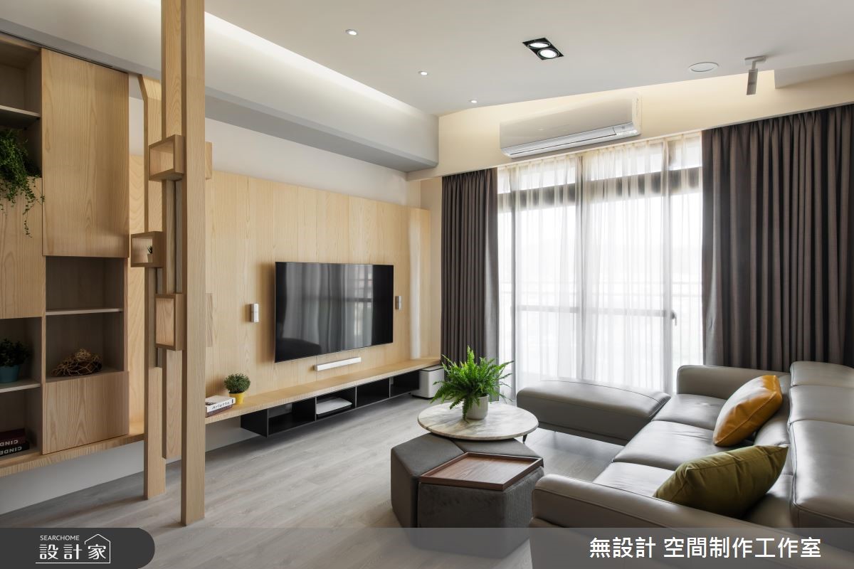 明亮的日光灑落簡約的空間裡,伴隨大量的木紋鋪陳、綠