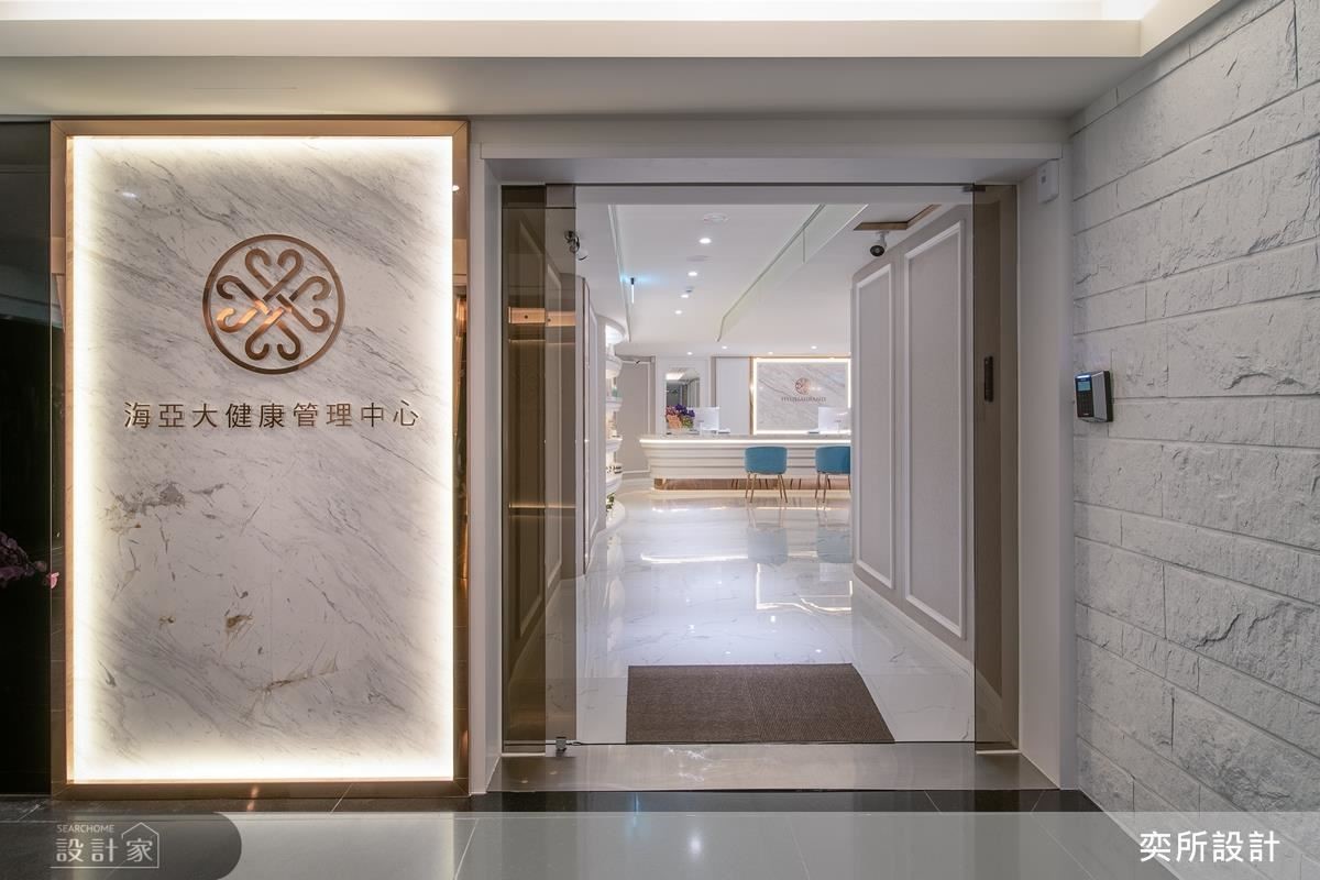 視覺形象牆以鍍鈦妝點天然石材,展現品牌精神與精緻質感。 視覺形象牆以鍍鈦妝點天然石材,展現品牌精神與精緻質感。