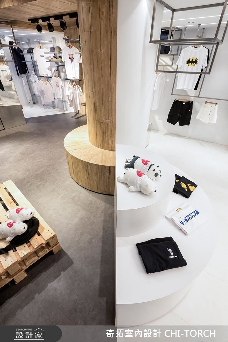 位於精華地段的 30 坪長型老屋,為一間流行品牌店面,