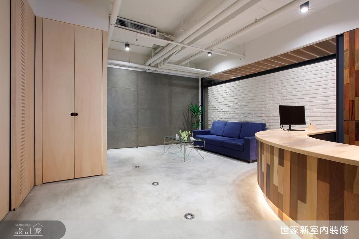 不想規規矩矩地打造辦公室,而是以工業風帶點悠閒帶點
