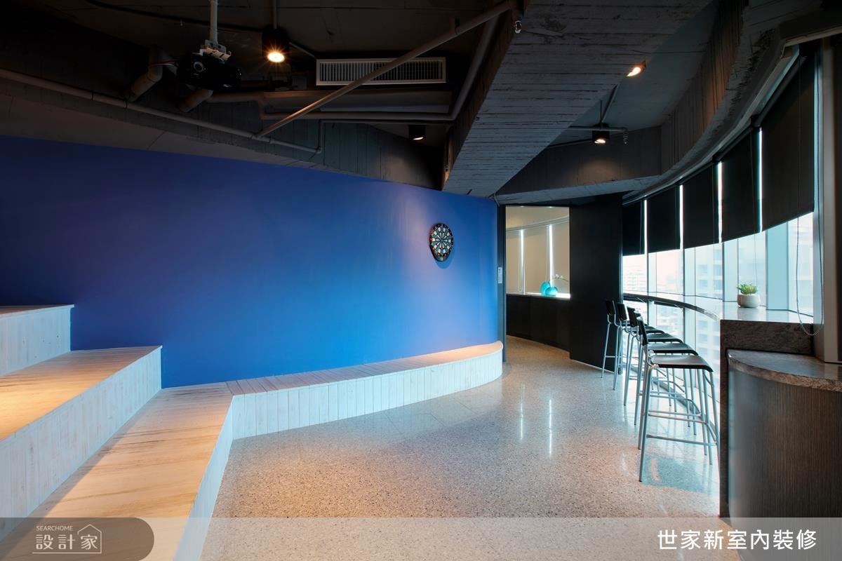 不想規規矩矩地打造辦公室,而是以工業風帶點悠閒帶點