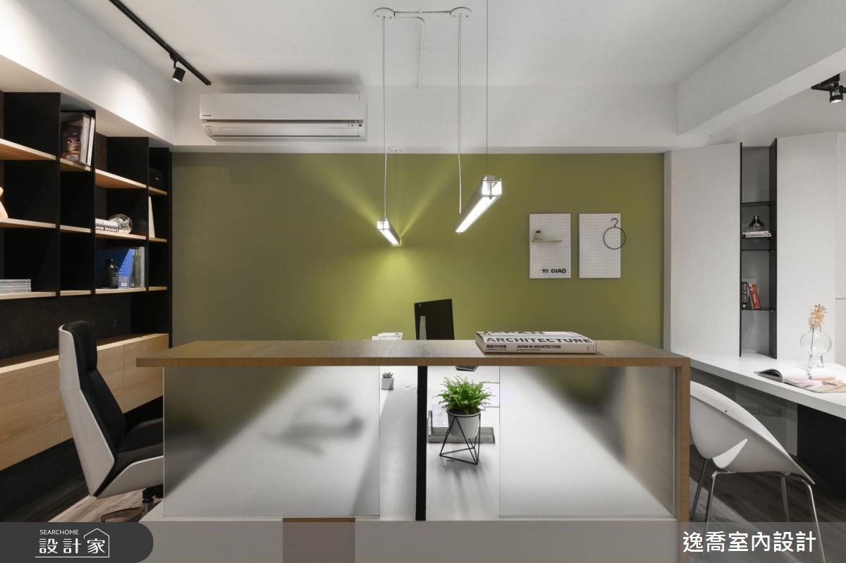 長形屋裡原為歷經多年的老屋,設計師先利用俐落的黑白