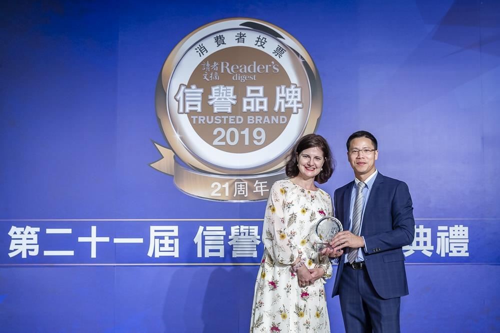 讀者文摘亞太區總編輯 Louise Waterson(左) 向歐德集團副總經理林金旺(右)恭喜道賀。 讀者文摘亞太區總編輯 Louise Waterson(左) 向歐德集團副總經理林金旺(右)恭喜道賀。
