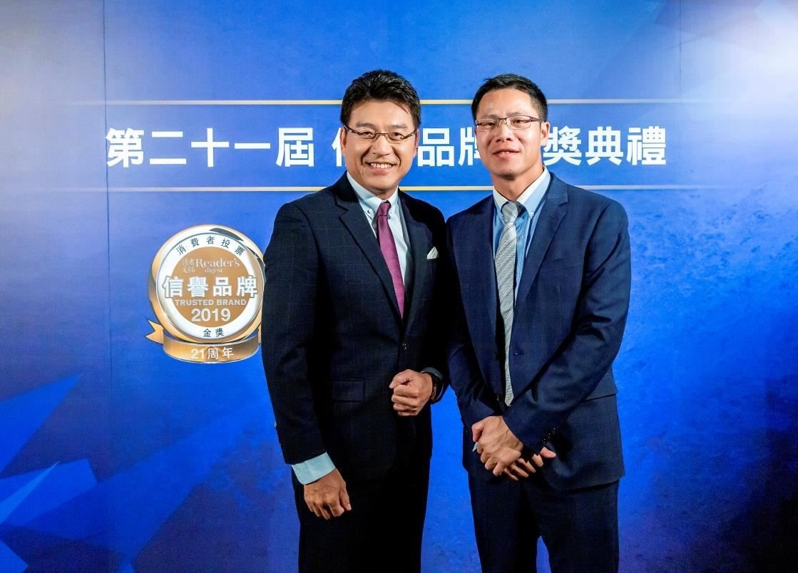 歐德傢俱副總經理林金旺(右)與新聞時事節目主持人獎-謝震武(左)開心合影。 歐德傢俱副總經理林金旺(右)與新聞時事節目主持人獎-謝震武(左)開心合影。