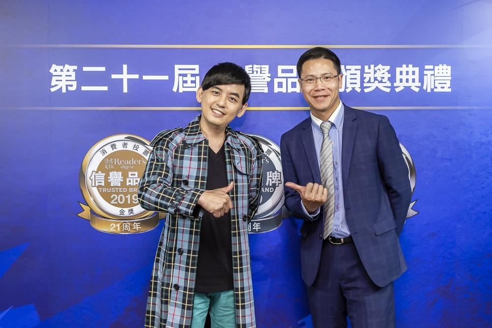 歐德傢俱副總經理林金旺(右)與榮獲最受信賴廣播電台節目主持人獎的知名藝人-黃子佼(左)互道恭喜。 歐德傢俱副總經理林金旺(右)與榮獲最受信賴廣播電台節目主持人獎的知名藝人-黃子佼(左)互道恭喜。