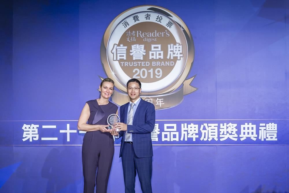 歐德傢俱蟬連 11 年獲信譽品牌肯定,歐德集團副總經理林金旺(右)由讀者文摘亞太區總監 Sheron White(左)手中接獲獎座。 歐德傢俱蟬連 11 年獲信譽品牌肯定,歐德集團副總經理林金旺(右)由讀者文摘亞太區總監 Sheron White(左)手中接獲獎座。