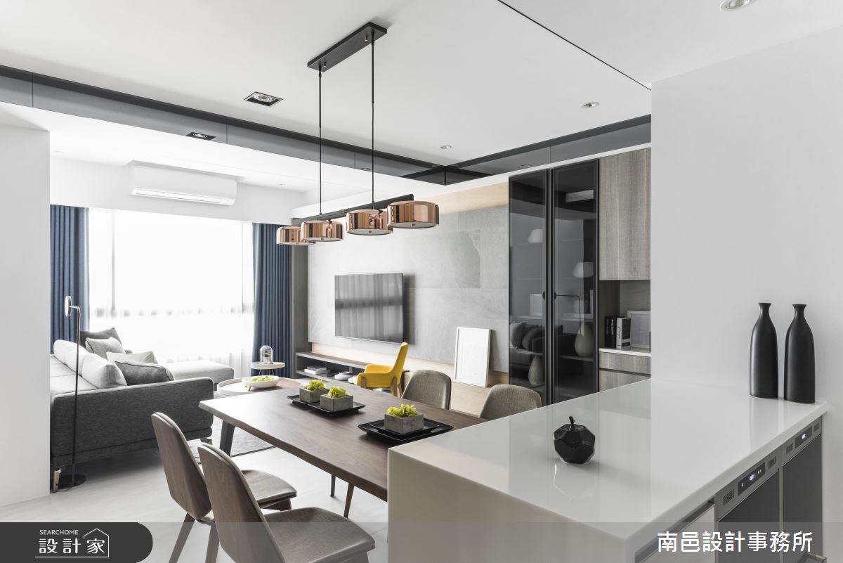 25 坪的混搭風住宅,採用義大利進口的克里夫板材,並