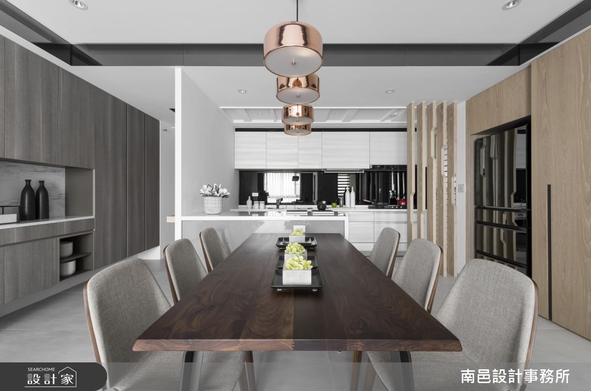 25 坪的混搭風住宅,採用義大利進口的克里夫板材,並