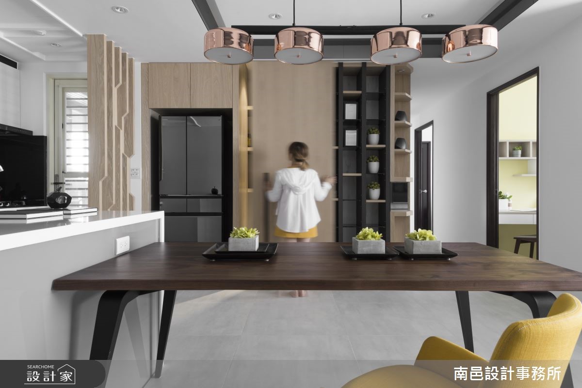 25 坪的混搭風住宅,採用義大利進口的克里夫板材,並