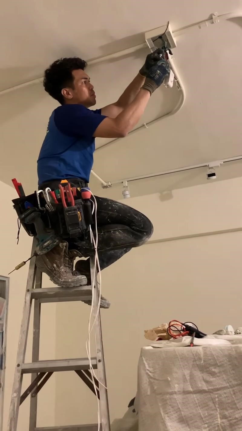 安裝燈具。 安裝燈具。