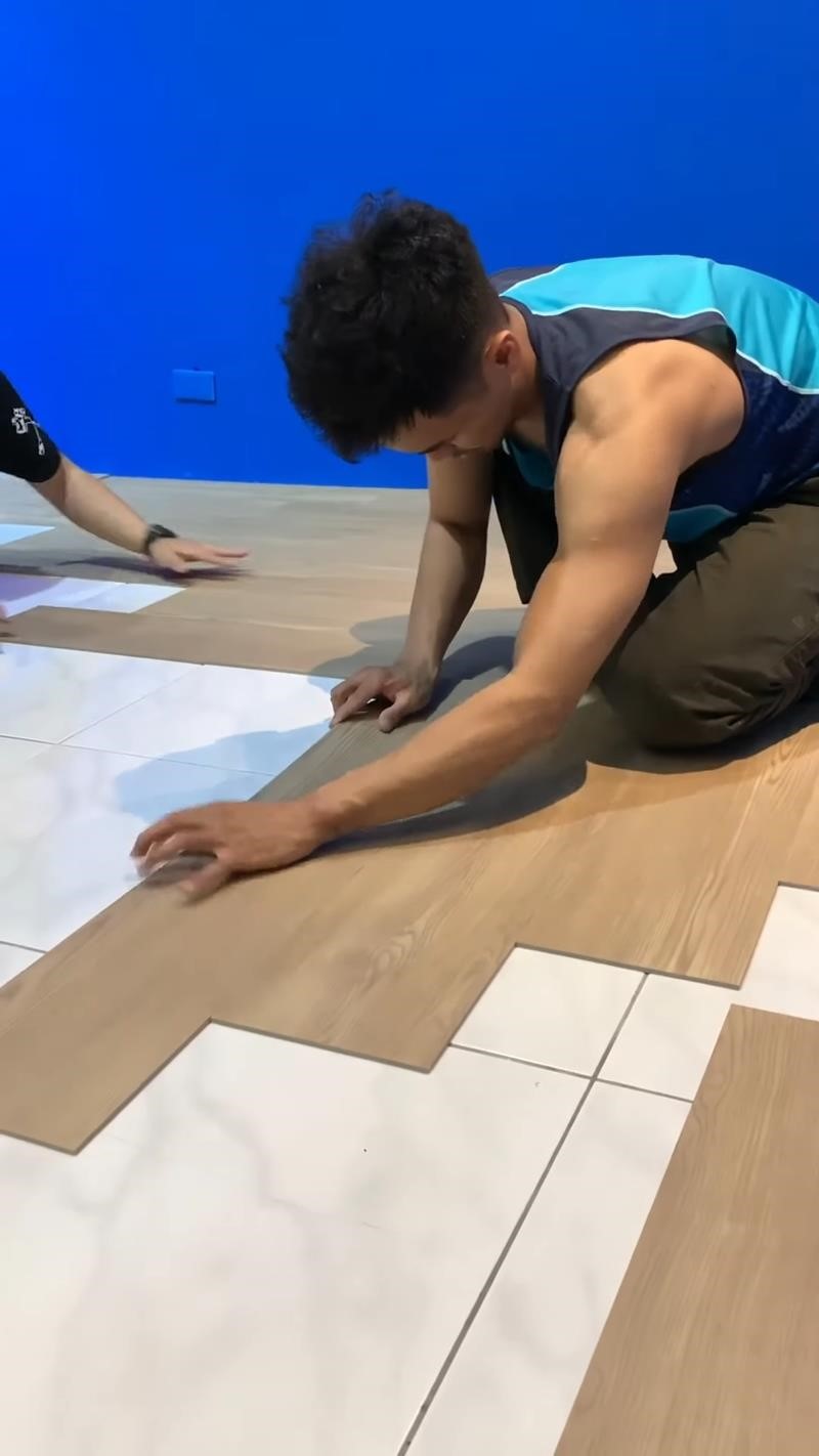 鋪設 PVC 耐磨地板。 鋪設 PVC 耐磨地板。