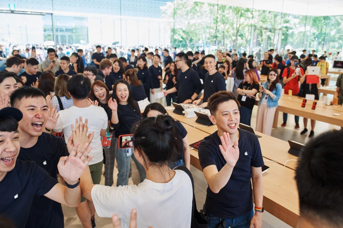 Apple 信義 A13 總共有155服務人員,有超過一半以上來自Apple Taipei 101和Apple Stores,可說超過10種語言,將提供最完整、豐富的服務。 Apple 信義 A13 總共有155服務人員,有超過一半以上來自Apple Taipei 101和Apple Stores,可說超過10種語言,將提供最完整、豐富的服務。