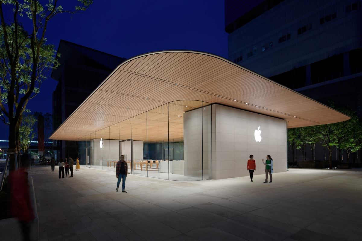 Apple 信義 A13 採用兩層樓的獨立式展廳設計,屋頂以碳纖維物料強化。 Apple 信義 A13 採用兩層樓的獨立式展廳設計,屋頂以碳纖維物料強化。
