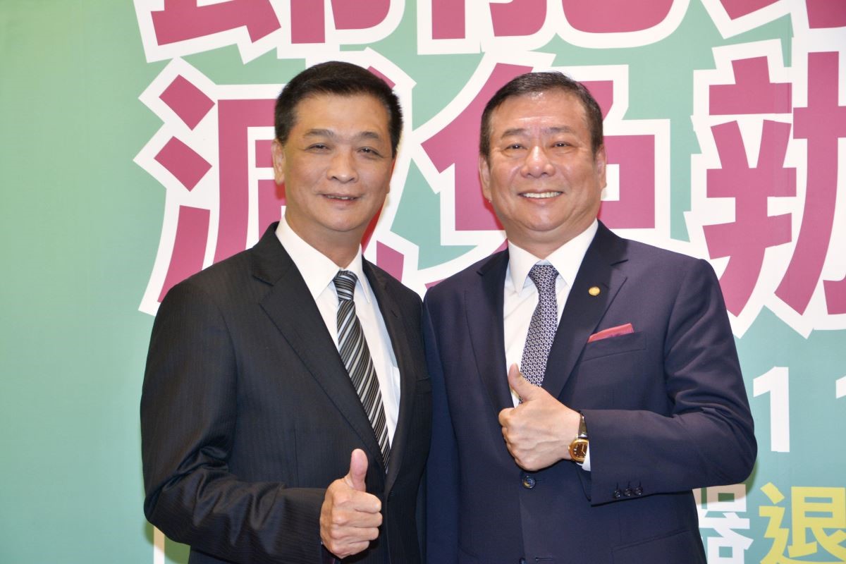 日立冷氣響應政府節能補助再加碼,台灣日立江森自控空調設備販賣公司總經理羅淮正(左)出席由電器公會全聯會理事長廖全平(右)主持的節能家電貨物稅減免辦法記者會。 日立冷氣響應政府節能補助再加碼,台灣日立江森自控空調設備販賣公司總經理羅淮正(左)出席由電器公會全聯會理事長廖全平(右)主持的節能家電貨物稅減免辦法記者會。