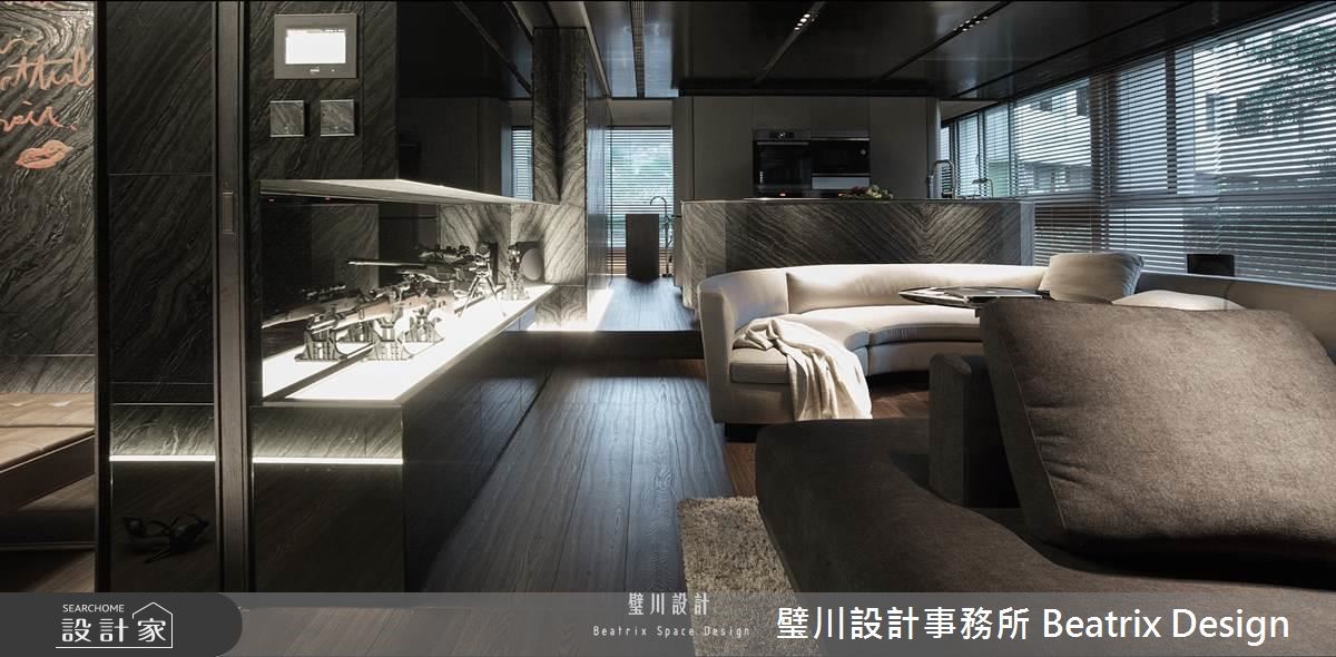 年輕的單身貴族喜歡邀請三五好友來家裏相聚,設計師以