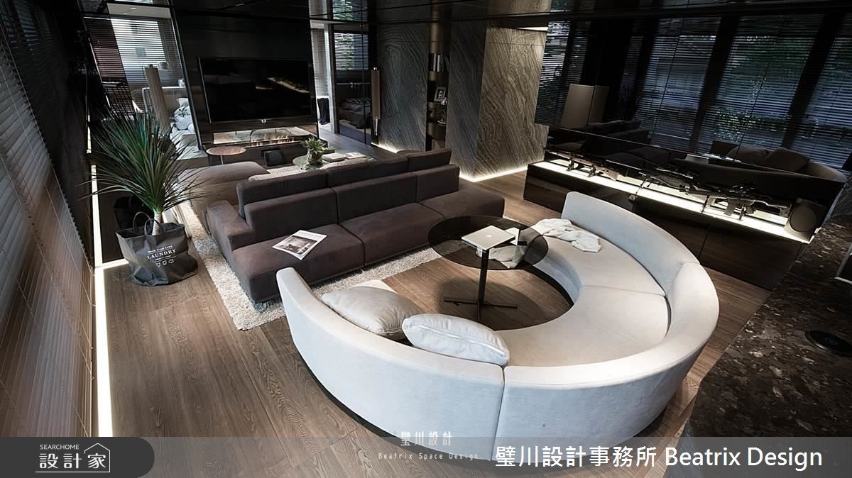 年輕的單身貴族喜歡邀請三五好友來家裏相聚,設計師以