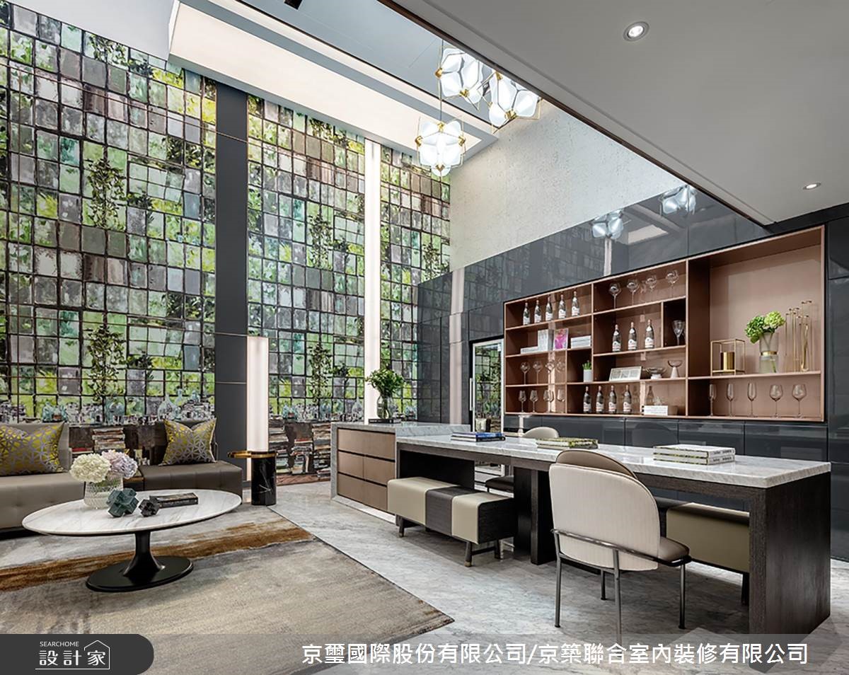 本案為樓中樓空間,公領域於入口玄關建立藝術光廊,並