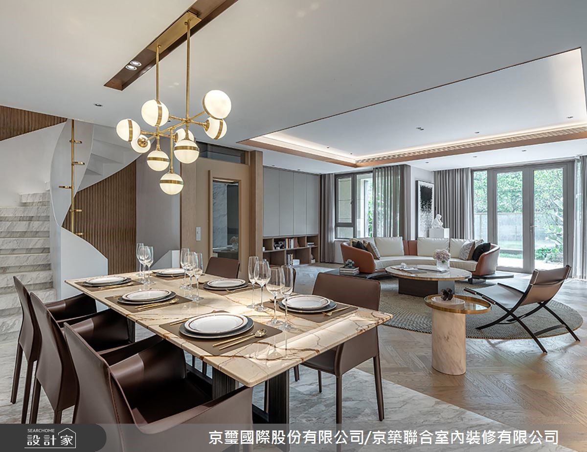 本案為樓中樓空間,公領域於入口玄關建立藝術光廊,並