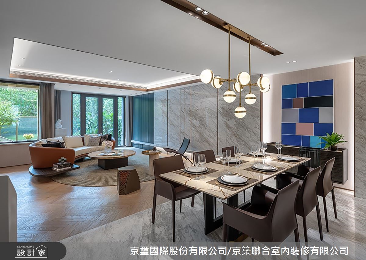 本案為樓中樓空間,公領域於入口玄關建立藝術光廊,並