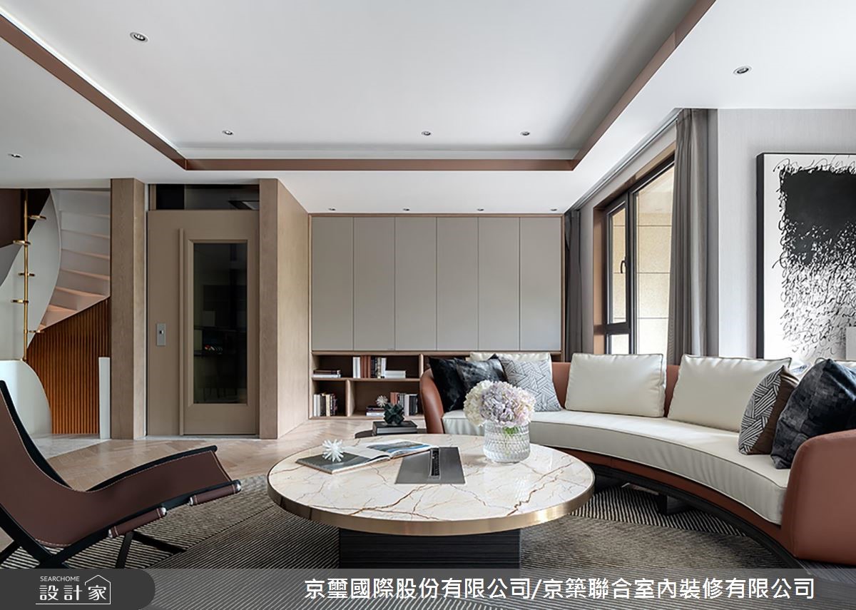 本案為樓中樓空間,公領域於入口玄關建立藝術光廊,並