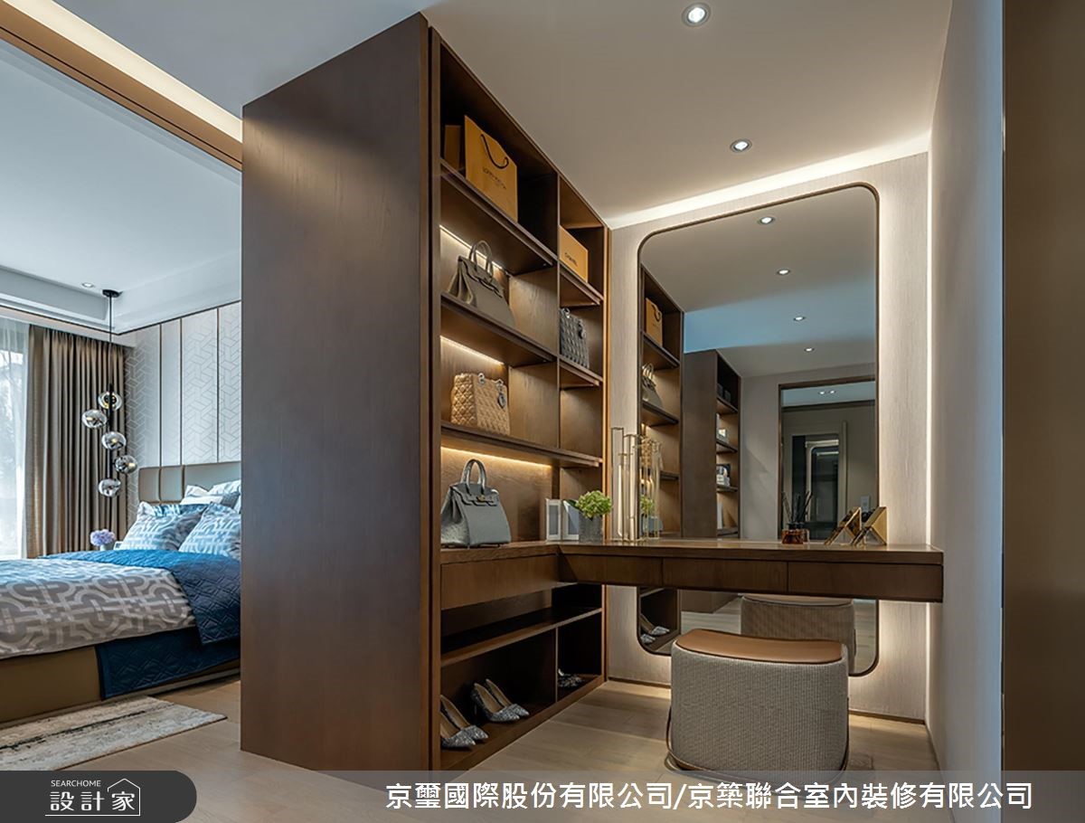 本案為樓中樓空間,公領域於入口玄關建立藝術光廊,並