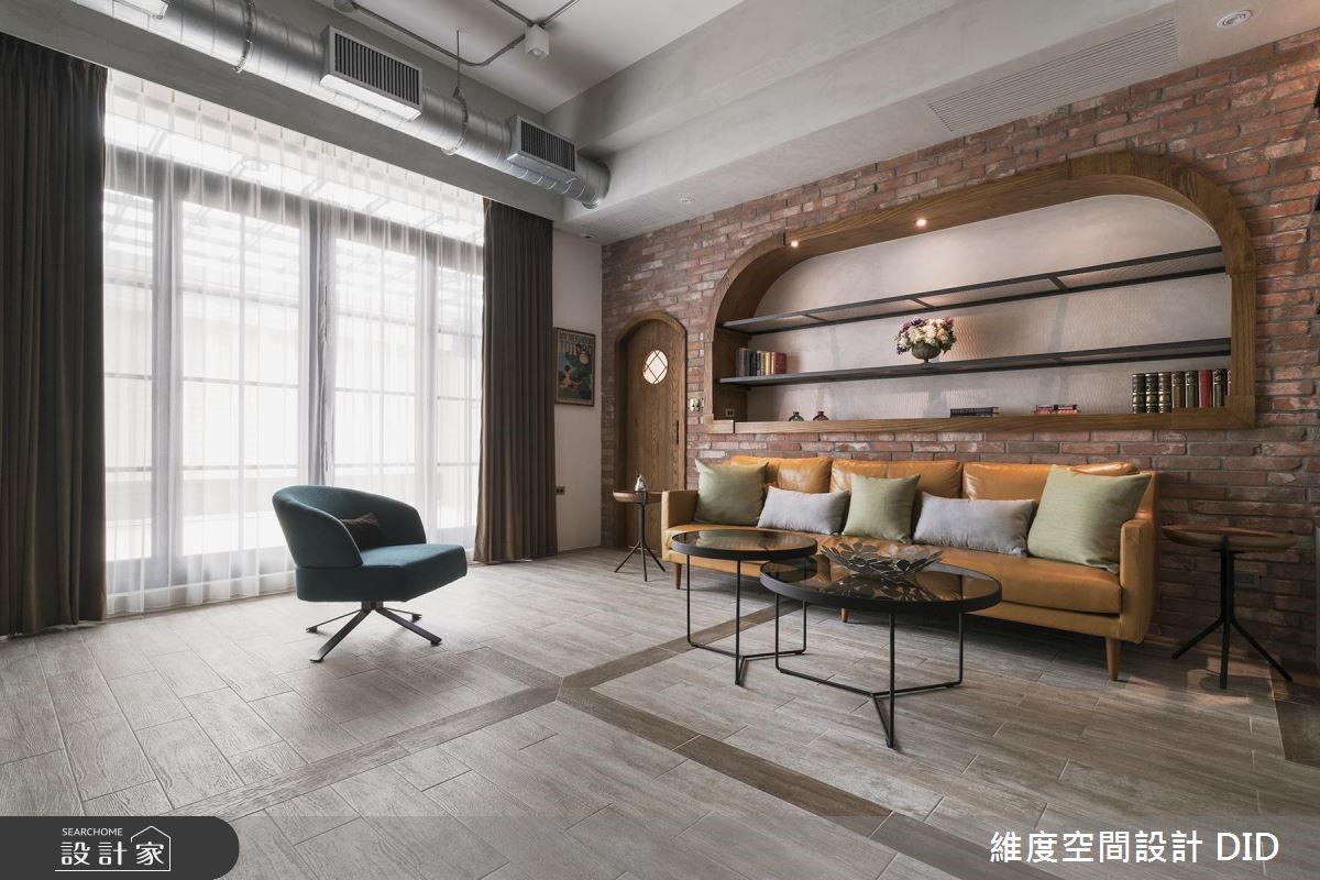 明亮的日光走進室內,照亮多元材質與色彩的空間裡,融