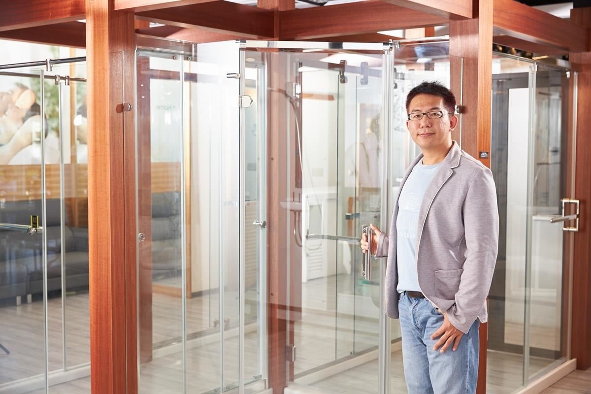 林志謙設計師說明與示範一太 e 衛浴淋浴拉門的特色與優勢。 林志謙設計師說明與示範一太 e 衛浴淋浴拉門的特色與優勢。