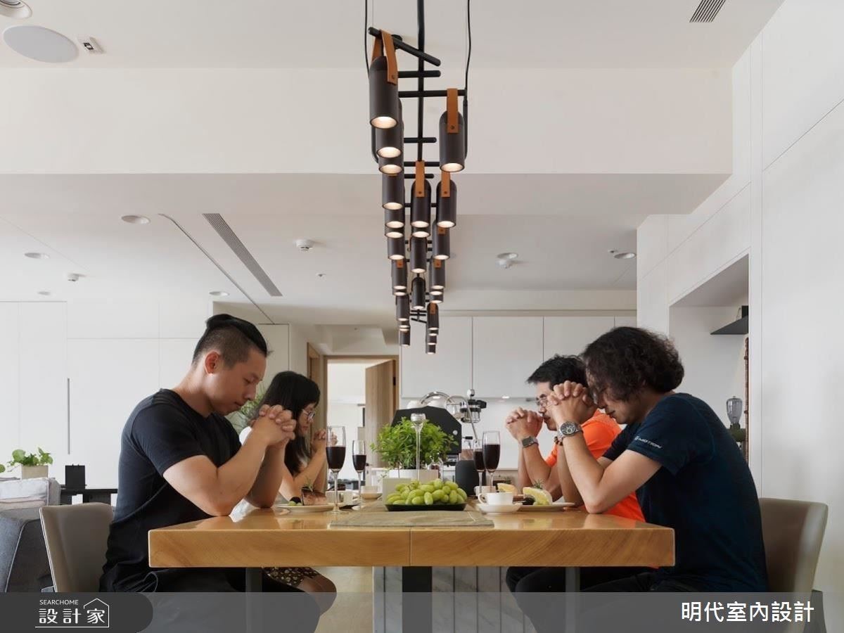 小而略暗的客廳,密閉狹窄的廚房,這間新成屋的原始格