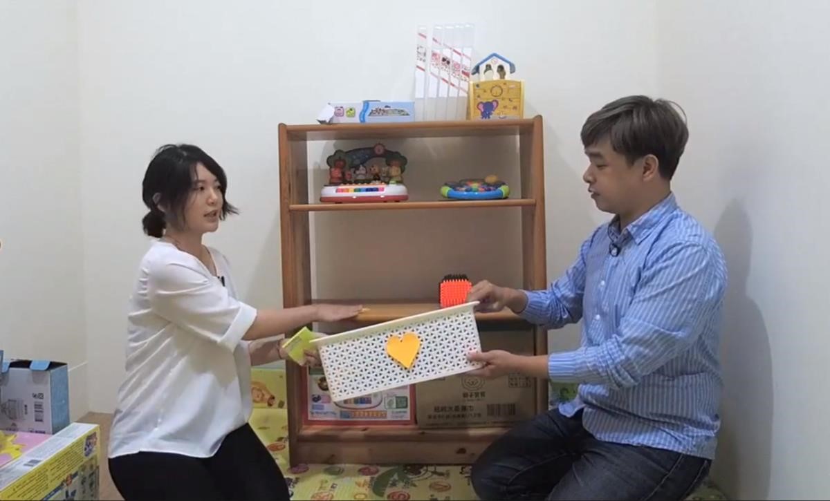 利用便利貼與對對碰遊戲,教導孩子如何收納玩具。 利用便利貼與對對碰遊戲,教導孩子如何收納玩具。