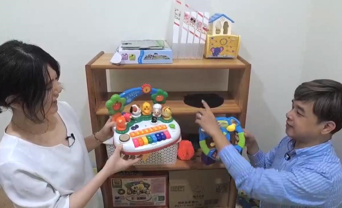 使用玩具底部剪影的方式,教導孩子如何收納玩具。 使用玩具底部剪影的方式,教導孩子如何收納玩具。