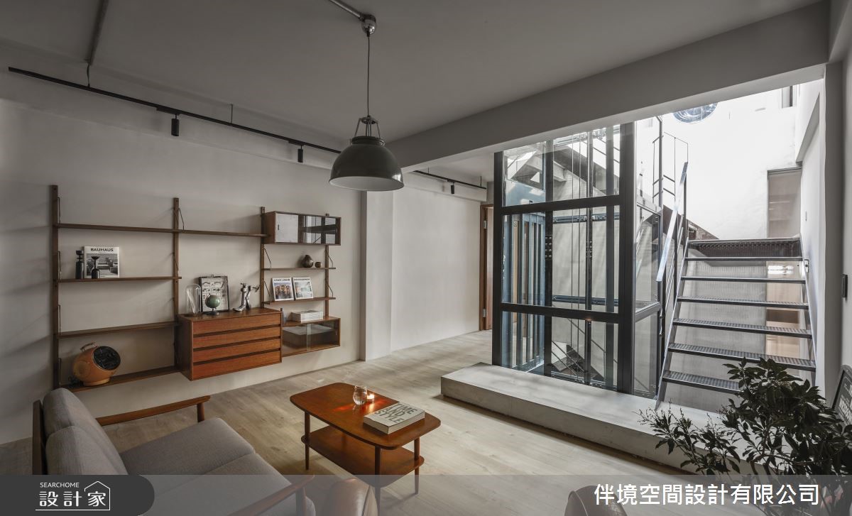 當年由阿公一磚一瓦建造而成的近百年透天古厝,積累著