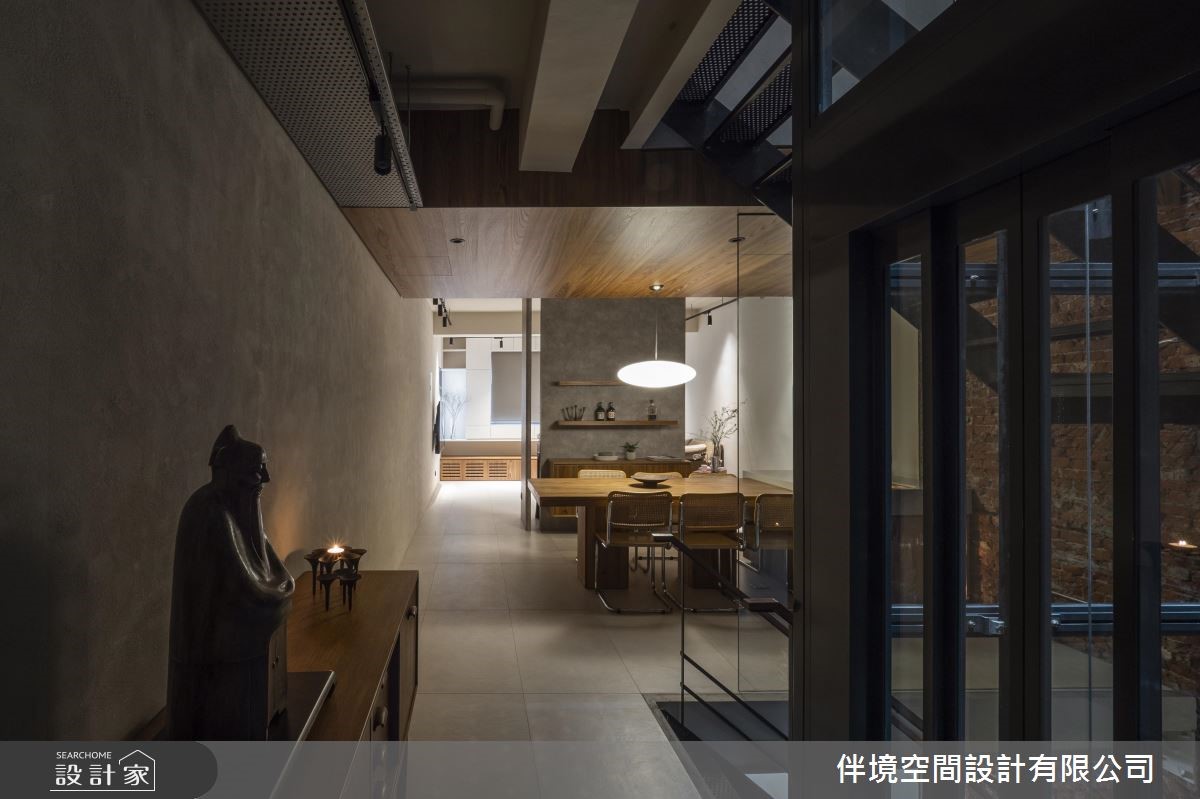 當年由阿公一磚一瓦建造而成的近百年透天古厝,積累著