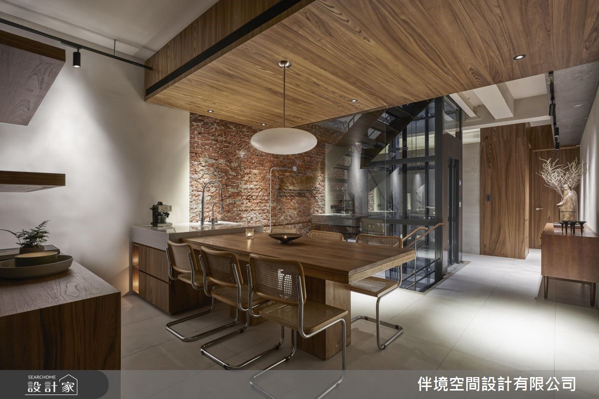 當年由阿公一磚一瓦建造而成的近百年透天古厝,積累著