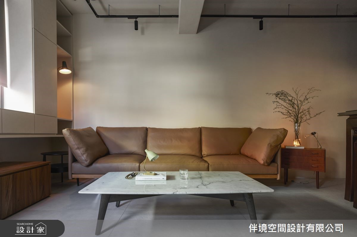 當年由阿公一磚一瓦建造而成的近百年透天古厝,積累著